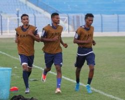 غرفة تسجيلات الهلال تضم عدد من اللاعبين