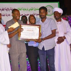 الطلاب يكرمون نجمي  القمة أبوعاقلة والتاج ابراهيم