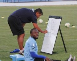 فارياس يطالب لاعبي الهلال بالتركيز محلياً