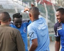 صلاح الجزولي مهاجم العرب يلتقي لاعبي الهلال قبل انطلاق المران