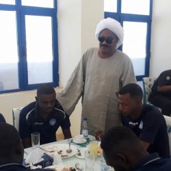 الكاردينال يزور لاعبي الهلال ويطالبهم بنقاط مباراة المصري
