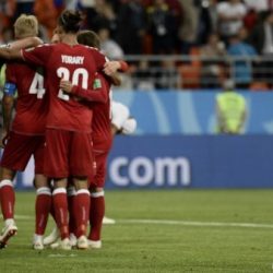 الدنمارك تنتزع الفوز من بيرو وتلحق بفرنسا إلى الصدارة