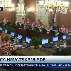 حكومة كرواتيا تعقد اجتماعها بزي المنتخب