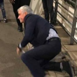 مورينيو يتعثر ويسقط ارضا خلال مباراة انجلترا واسبانيا