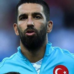 بعد ضربه لحكم.. توران يكسر أنف مطرب تركي شهير