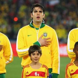 أسطورة برازيلية تقترب من العودة للملاعب