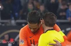 حكم  لقاء هولندا وألمانيا ينفجر بالبكاء بسبب والدته