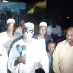 جماهير ارتدي تحتفل بالدرجة الوسيطة امام منزل الوالي