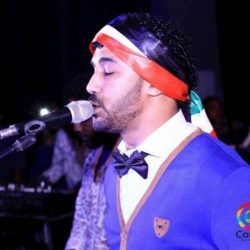 بعد أن تراشقوا بالقوارير.. (تفلتات) الجمهور تهدد استمرارية حفلات “أحمد الصادق”