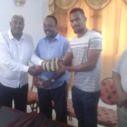 منجد يتسلم حافز قطب المريخ خالد التلب