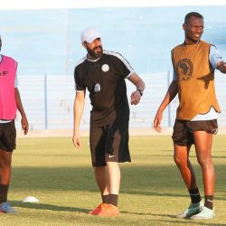 سخط على آداء لاعبي الهلال .. والجماهير تطالب بإقالة الزعفوري