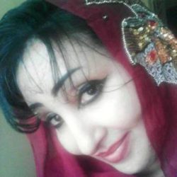 مطربة “مغمورة” تصف السودانيين بالمجانين والمرضى النفسيين ومطالبات بمحاكمتها