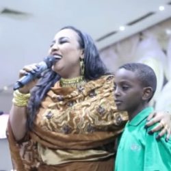 ابن الفنانة السودانية هدى عربي يبدع في غناء “الحب هدا”