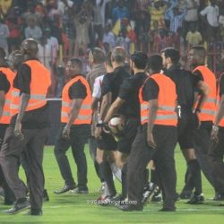 جماهير المريخ تصيب أحد حكام لقاء النجم الساحلي