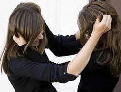 فتاة تعتدي على شابة بسبب شاب
