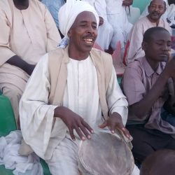 مشجع كوستي القومي يلهب حماس المدرجات في مباراة الرهيب