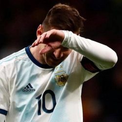 ميسي يغادر المنتخب مصابا.. وأنصار برشلونة يحبسون أنفاسهم