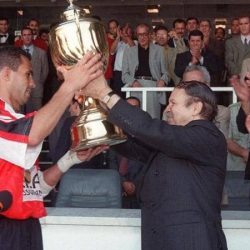 بعد رحيل بوتفليقة.. من سيسلم كأس الجزائر للبطل؟