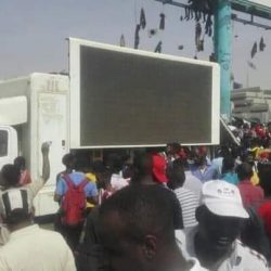 تركيب شاشات في ساحة الاعتصام لمشاهدة مباريات دوري أبطال أوروبا