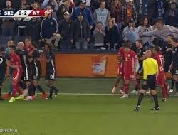 لاعب “يصطاد” مشجعا ويفسد مباراة كرة قدم
