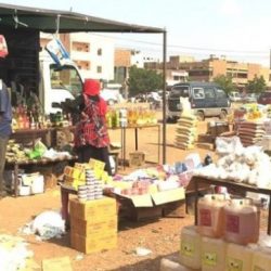 باعة يرددون: (بعد البشير الخير كتير.. أبو مية قلب بأربعين)