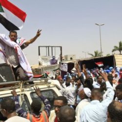 مرضى السرطان ينضمون لاعتصام الثوار في القيادة العامة