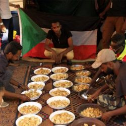 من يُموّل إفطار المعتصمين في ميدان القيادة بالسودان