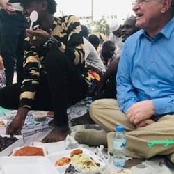 القائم بالأعمال الأمريكي يتناول الإفطار في القيادة العامة مع الثوار