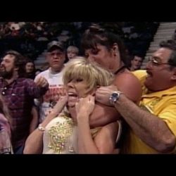 القبض على بطلة WWE السابقة بسبب حيازة سلاح