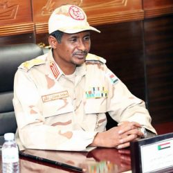 مطربة سودانية لقائد قوات الدعم السريع: (أنا بريدك يا حميدتي)