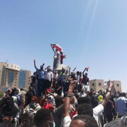 منظمات طوعية.. كسوة العيد في مقر الاعتصام
