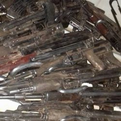 ضبط أسلحة مخبأة داخل جوالات بلاستيكية