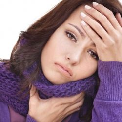 مذيعة مشهورة تغادر للهند خوفاً من ضياع صوتها