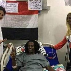 نانسي عجاج تخفف آلام جرحى الثورة بزيارتهم في المستشفى