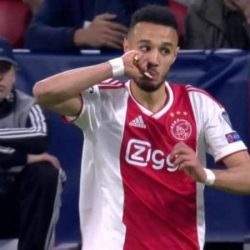 لاعب أياكس أمستردام نصير مزراوي يفطر خلال مباراة توتنهام