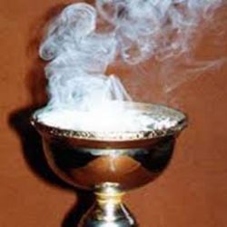 عمر (مكنة) يتجول بـ(مبخر) في ساحة الاعتصام ويصيح: (اخرج يا كوز اخرج يا شيطان يا رجيم)