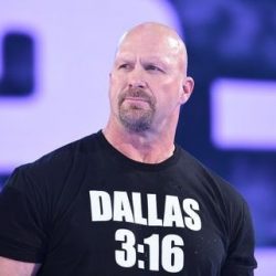 ستيف أوستن يروّج للحلقة التالية من برنامجه، فينس مكمان سعيد بتقدم اتحاد XFL