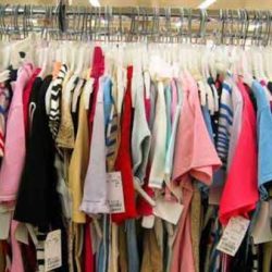 مسلحان ينتحلان صفة قوات نظامية يقتحمان متجراً وينهبان بضائعه بالحلفايا