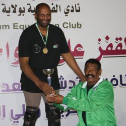 والي الخرطوم ينقل البشريات للفرسان بتسجيل أرض السباق