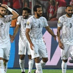 مدرب الفراعنة المقال يفتح النار على “منتخب الهواتف المحمولة”