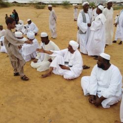 صورة لرئيس المجلس العسكري مفترشاً الرمل تثير التعليقات بمواقع التواصل