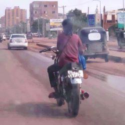 جدل على شبكات التواصل بسبب قيادة فتاة لدراجة بخارية في شوارع الخرطوم