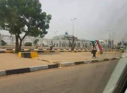 كنداكة” تخترق السياج الأمني وتحتفل أمام القيادة العامة