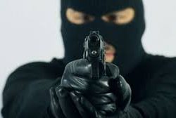 مُلثَّم ينفذ جرائم سطو تحت تهديد السلاح بالسامراب