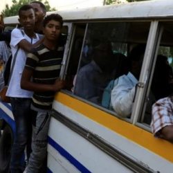 شباب سودانيون يعالجون أزمة المواصلات بأسلوب غاية في الشهامة