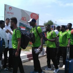 الجالية السودانية تستقبل بعثة المنتخب بالورود في تشاد 
