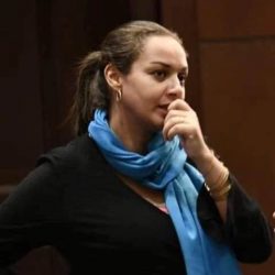 صورة داليا الروبي حاملة الميكرفون وموزعة الفرص في مؤتمر حمدوك تشعل فيسبوك