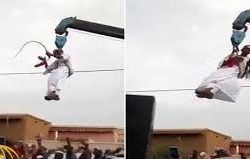 عريس سوداني يُحيّي معازيمه بطريقة غريبة