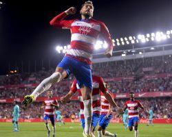 غرناطة يُسقط برشلونة بثنائية ويتصدر الدوري الإسباني