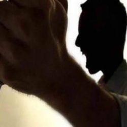 معتوه يقتل شخصاً ويصيب آخرين